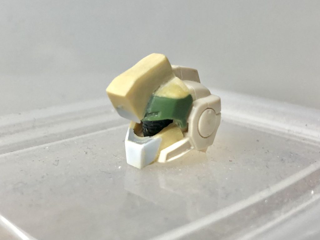 頭です。ジム改の頭にジムストライカーのヘッドギア、スタークジェガンのマスクをくっつけて制作しました。が、何度も盛って削ってを繰り返した結果、彼らはみなプラフスキー粒子になりました。