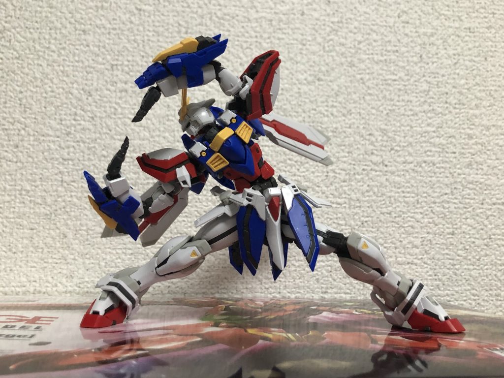 立膝、腕組み、演舞などなど公式が宣伝してるようにまるで人体のような可動で完璧に決まるこのかっこよさ、何よりその美しさと勇猛さを引き立たせるプロポーションと造形。今までHGやMG、ハイレゾリューションなどなど様々なキットで出てきましたが、個人的には今回のRGゴッドガンダムが1番好きなプロポーションだと思いますね。