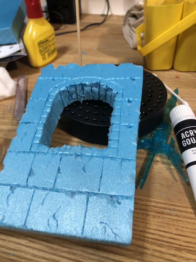 台座は百均のスタイロです。手でちぎったり、カッターで掘ったりします。