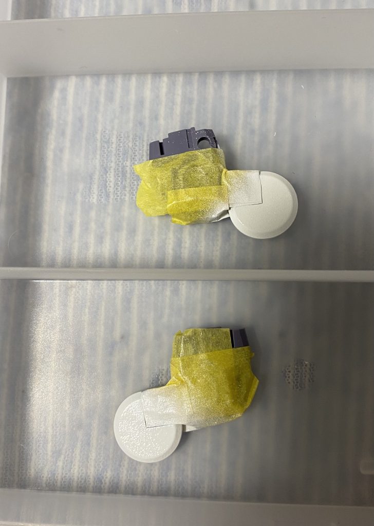 腰のドラムフレームの白はシールだったのだけど形状の都合切り込みが多く青にはうまく貼れなかったので赤にはガンダムマーカーエアブラシシステムでニューホワイトを塗装