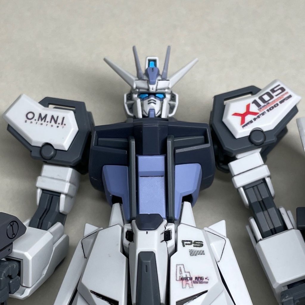 上半身アップ　使用したマークソフターが強すぎる（水で薄めています）のか、腰のAAデカールの薄いグレーの部分の色素が溶け出し、赤く滲んでしまいました。 　気軽に手抜きで作っているので、特に問題ありません。