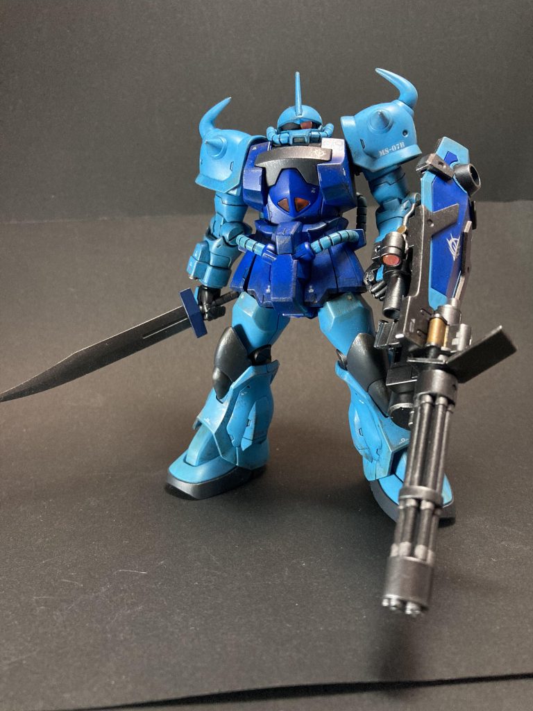 ちょっと左手が重そうなポージング。モノアイにHアイズは少し削らないと入らないんですね