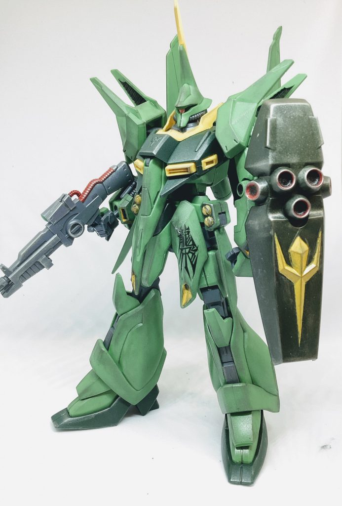 龍飛は迷いましたがせっかくなので貼りました。フロントアーマーのバーニア部分と腰のミサイルはガンマカ塗装。ショルダーアーマー内側は黒塗装。