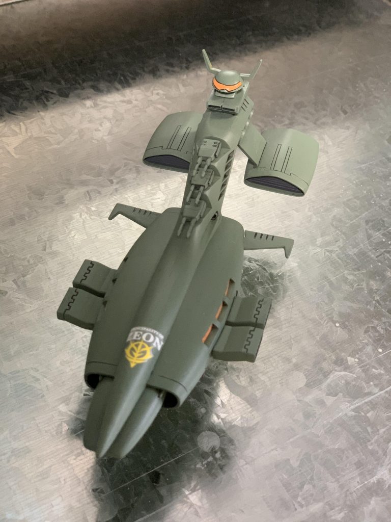 完成上面。水転写デカールはジオン軍マークのみ。他にもつけようと思ったけれど、自分のセンスでは良い感じにできなそうで断念。ジオン軍のマークかっこいいね。バンダイ純正汎用ジオン軍の水転写デカール。