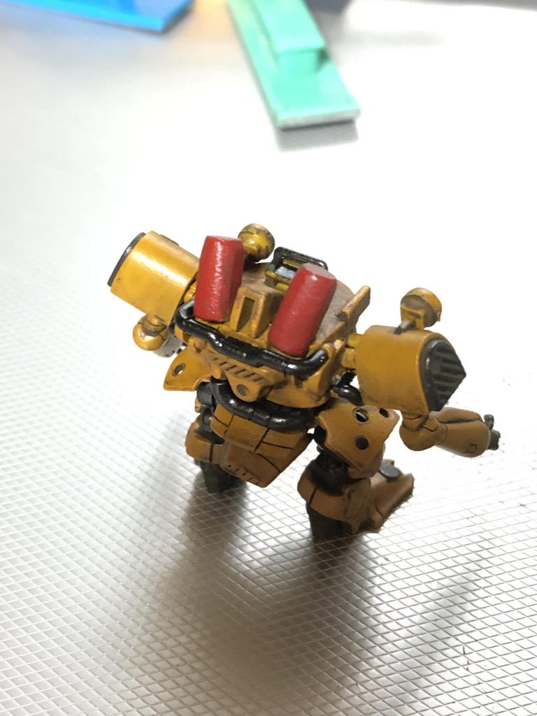 これまた、初めてパテで肉抜き穴埋めてみたりしております。塗料の匂いが苦手なので、全部アクリジョンで塗装しております〜。ウェザリングは水性の物で。次は、もっとガンダムっぽいのに挑戦してみます！