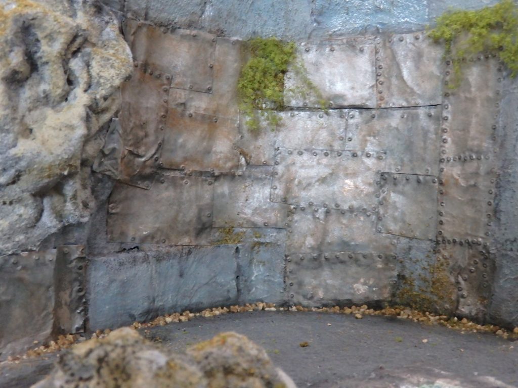 今回はコンクリートに貼り付けた鉄板の表現をやってみたく、仕上げました。