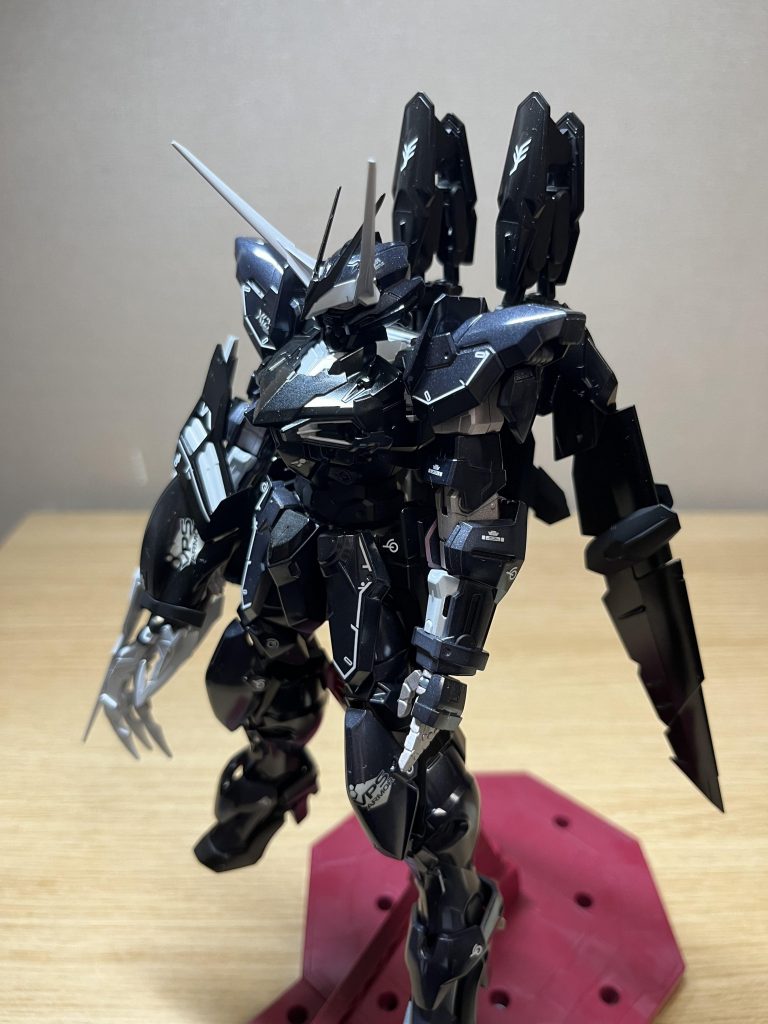 サーモンピンクをキャンディブラックワインレッドを普通のブラックブラックの部分を艶消しのブラックで三色で塗り分けたのですが全然わからないですね