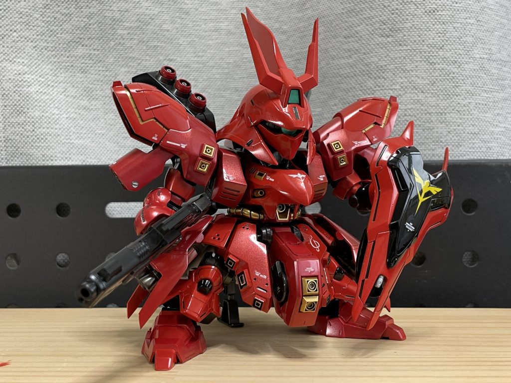 デカール貼った直後。塗装はシャインレッドの上からレッドパールを吹いています。この写真だとレッドパールがよく見えますね。