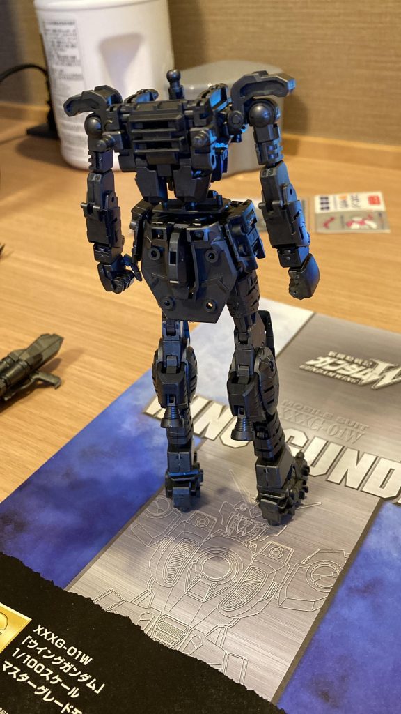 ホテルでフレーム組立てと表面処理