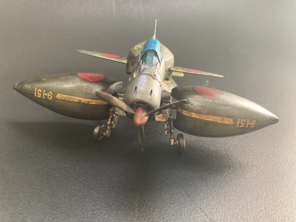 スケールモデルはウェザリングが似合うと感じ、コテコテ汚し筆塗りにしています😊