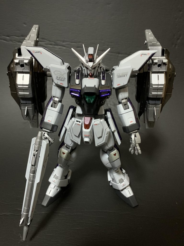 コトブキヤモデリングサポートグッズのレイジングブースターとソリッドブースターをミキシングし、テスト機っぽいカラーで仕上げてます。