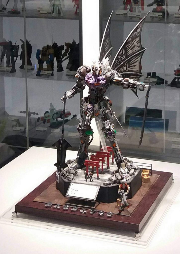 Left hand can mechanically rotate. 