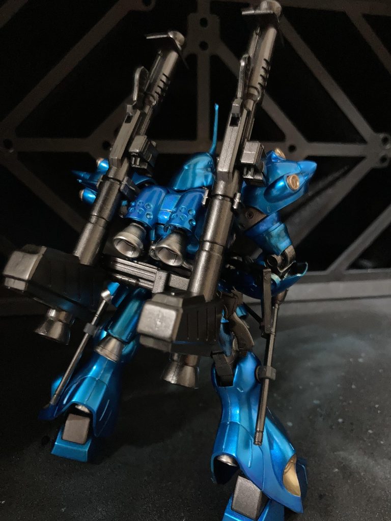 肩と胸の黄色の部品はEXゴールドで塗装し、キャンディ塗装した部品の中で塗り分けが必要だった脚部等の部分はタミヤのエナメルゴールドで塗っています。