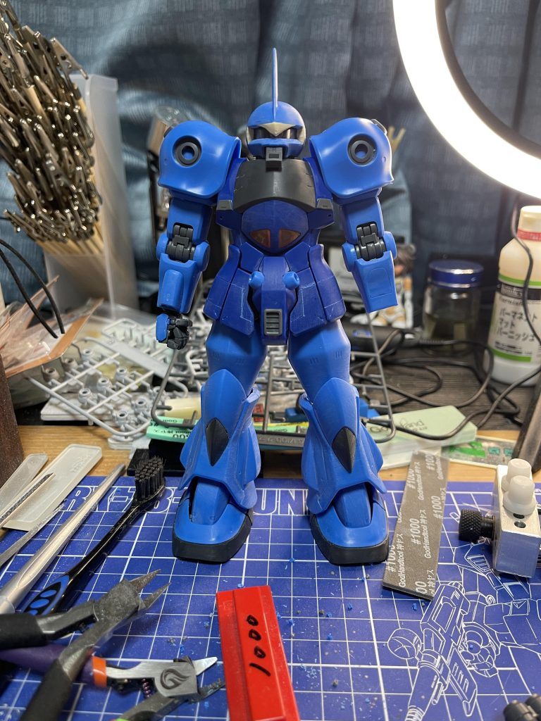 モノアイ部分をパテにて形状変更