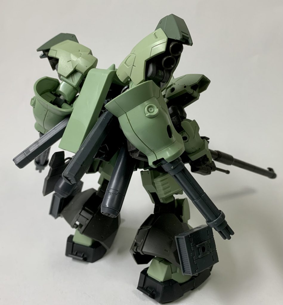 以前投稿した『アサルト ザク』の武器腕をバックパックに移動させ、四肢を30MMレヴェルノヴァのパーツに換装した事で、武装等の汎用性と重MS感が増しました。一気にビルド系機体になりましたw後悔はしていません。以下、アピールショットです。