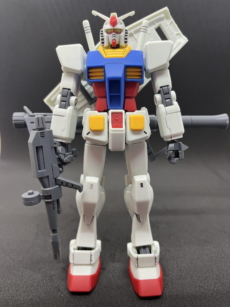 正面この写真撮った時に気付きました。左足の足首のパーツ逆さについてることに。外して付け替える時にパーツが欠けてしまいました。（写真では見えません）スミ入れ塗料で脆くなったのかな、、