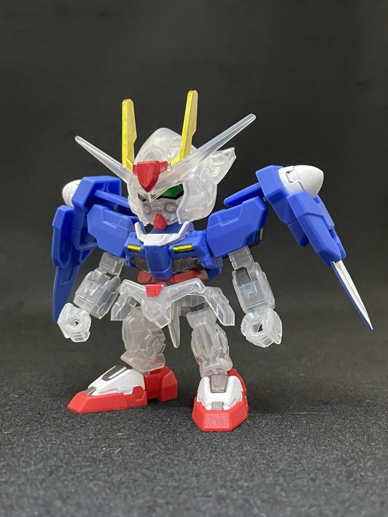 せっかくのクリアバージョンなので、クリアパーツには塗装やシールを控えめにして、通常プラパーツに筆塗りで部分塗装をしています。今回白サフを塗ってから水性ホビーカラーのホワイトを塗ったところ重ね塗り2回で良い感じに白く塗れたので、今後も白サフ積極的に使っていきたいところですね。頭部アンテナはシルバーにクリアーイエロー、クリアーレッドを重ね塗りしています。