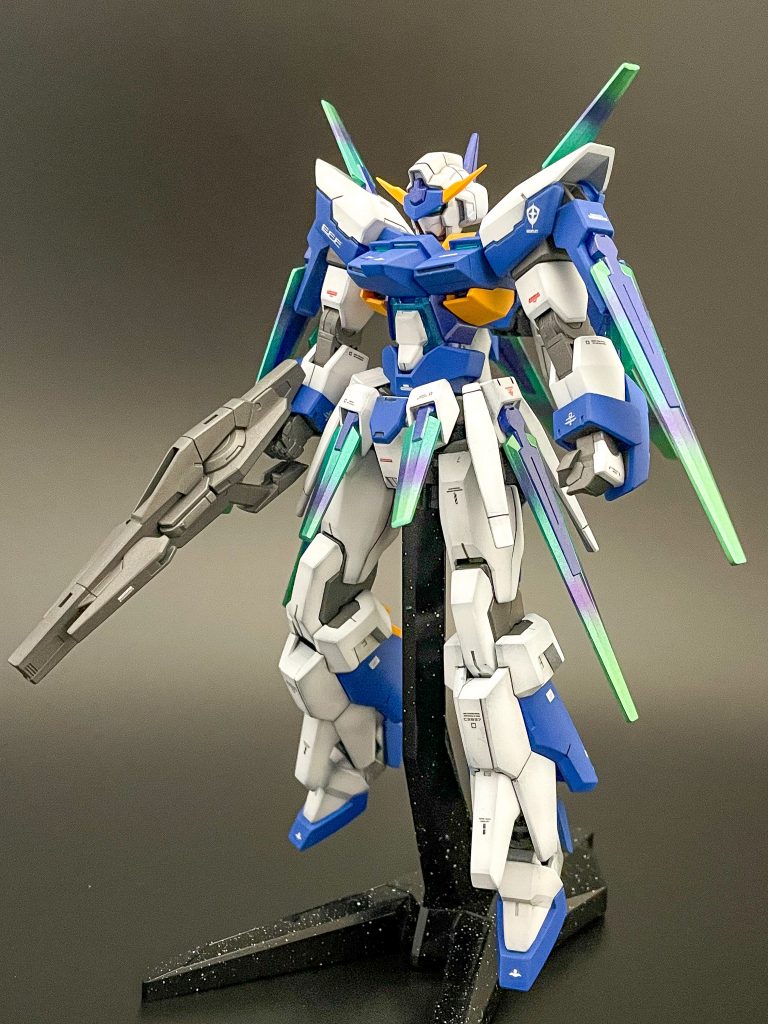 前面スタングルライフルは合わせ目処理しました。白い装甲は黒立ち上げで軽くグラデーションしています。Cファンネルはとあるモデラ―産の作品を参考にして数色使ってグラデーションを施しています(Twitterにて本人巡回済み)。