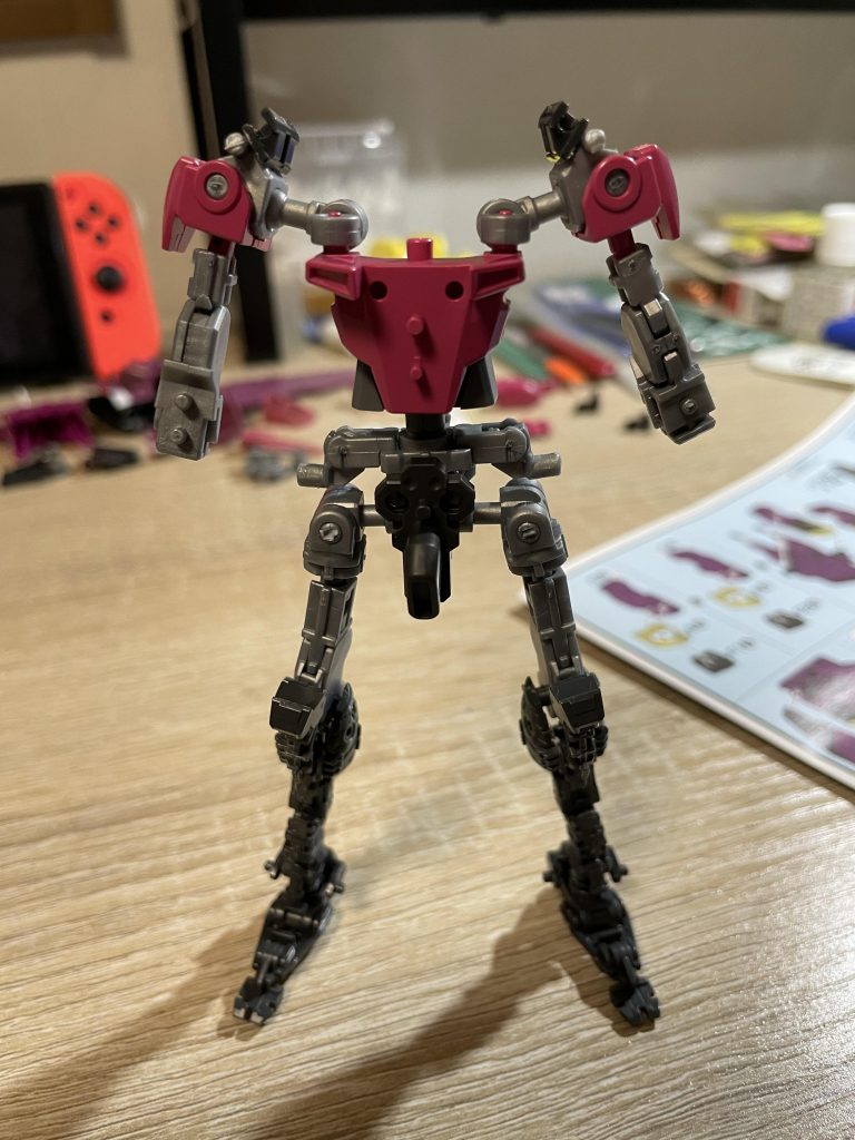 フレーム部分ほとんどがHG隠者を使用してます膝下はRGのアドヴァンスドMSジョイントを使用