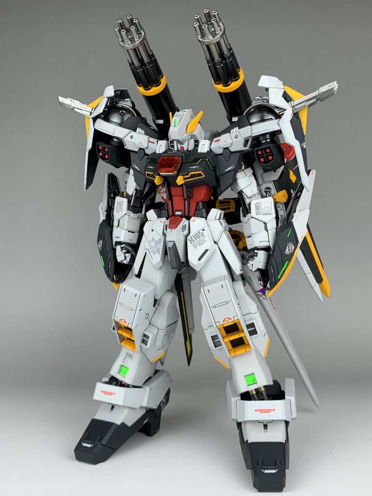 まずは正面から！白は2色で使い分けています😎カラーリングはティターンズカラーを意識しました！紺にするか白にするかで悩みましたが、個人的には実験機の意味合いが強いので白にしました🥳