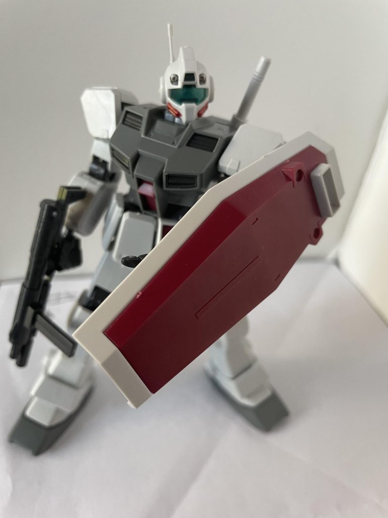 全体像。シールドとかの赤の色味がイメージ画像より若干濃い色。頭部やビームサーベルは自分で塗るから好きな色にもできる。稼働範囲は若干狭い感じ。