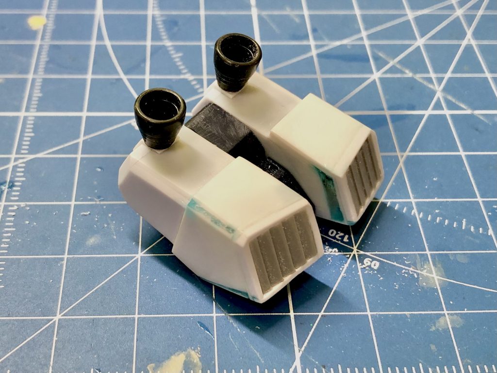 ランドセルです。ペイルライダーのものをベースにプラ板の箱組みでゴリ押しました。ダクト部分はウェーブのモールドプレートです。