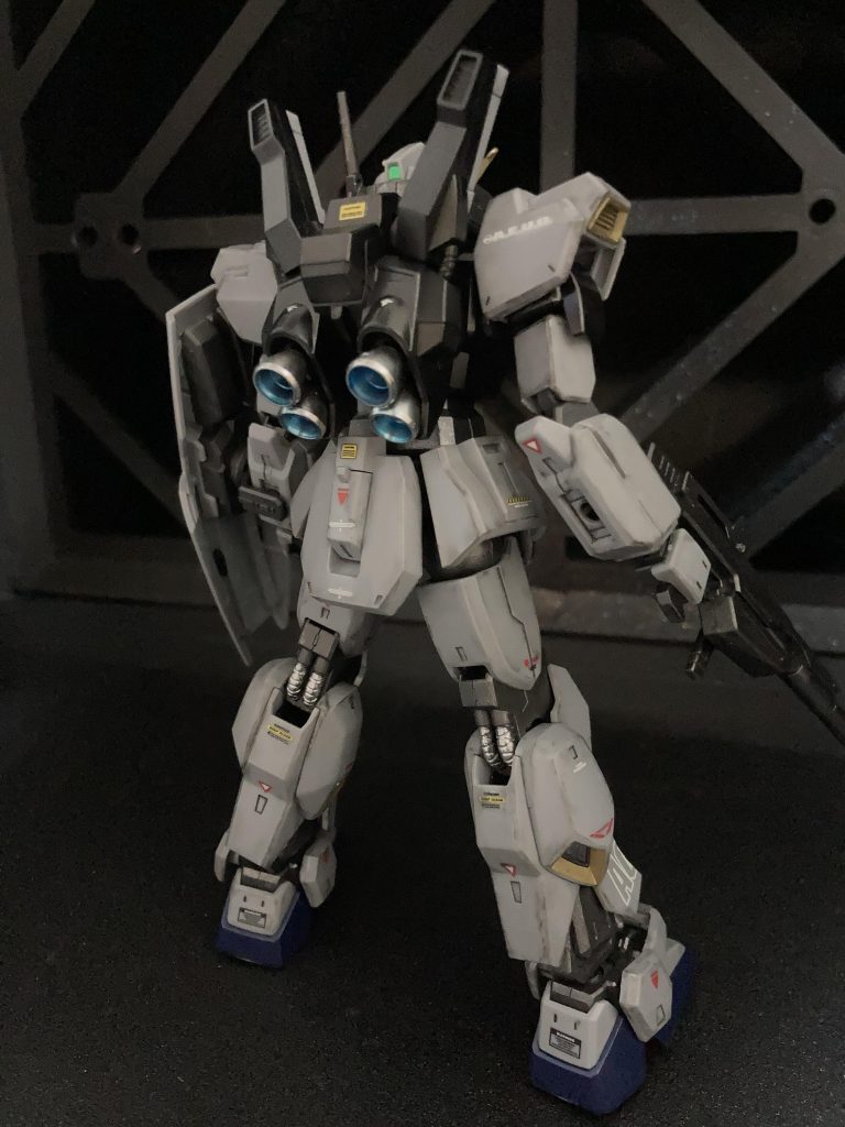 バーニアはガイアカラーのスターブライトシルバーで塗り、内側はタミヤのエナメル製のクリアブルーで塗装しています。