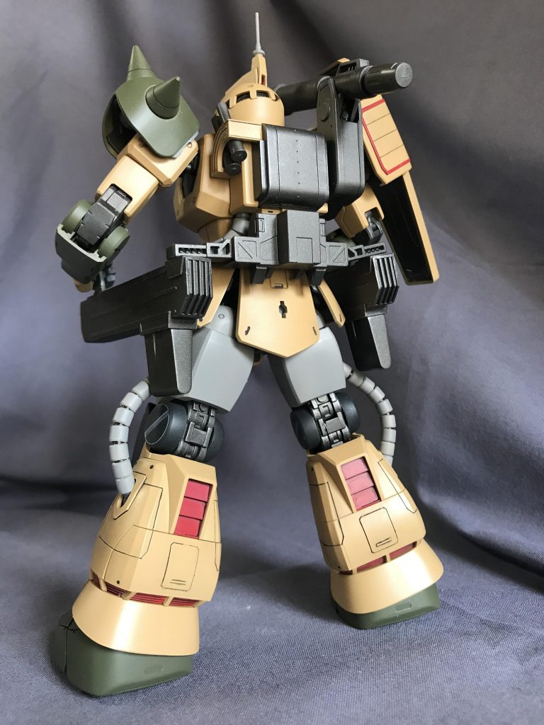 キャノン、腰のビッグガン、顔の動力パイプが無いとか、直線が多いデザインとか、ザクっぽく無いトコが好きだったのかな?(笑)