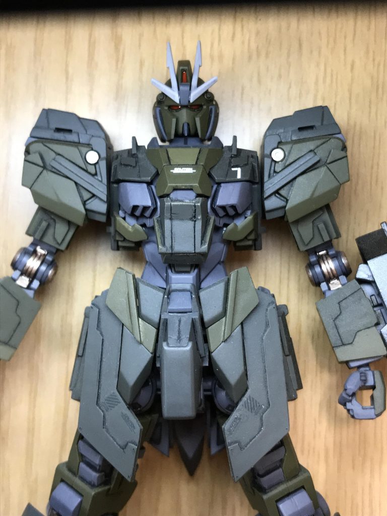 影で見にくかったと思うので、明るい画像です。フェイスパーツはデュアルアイを削って百式のような形状にし、顎やマスクの形状をZガンダムのようなシュッとした感じにしました。