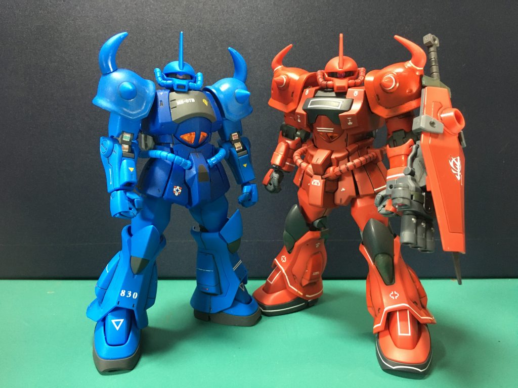 原型機であるグフ(REVIVE版)と。もとはグフの左手はフィンガーバルカンでしたが、グフ・カスタムでは分離させて3連装ガトリング砲に、ヒート・ロッドはアンカータイプに、ヒート・ソードは完全な実体刃にするなどの変更が行われてますね。