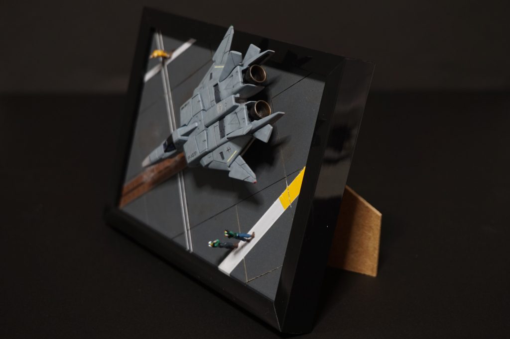 写真立てなので立てて飾れます。気軽に作れるボリュームと、ガンダムシリーズで一番好きなコアファイターなので楽しく息抜き製作できました。