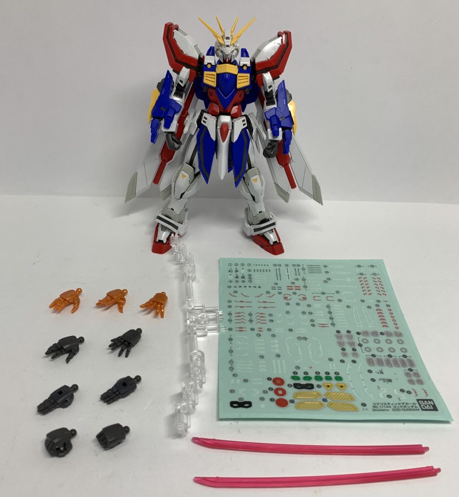 付属パーツ類。ハンドパーツが多いので楽しいですね。稼働範囲等の問題はありませんが、胸部と頭部を繋ぐジョイントの付け方にコツがいる感じですね。最初嵌めた時はなぜだがぶかぶかしやすくてイライラしました。ビームエフェクトはHGBF 百万式のですね。