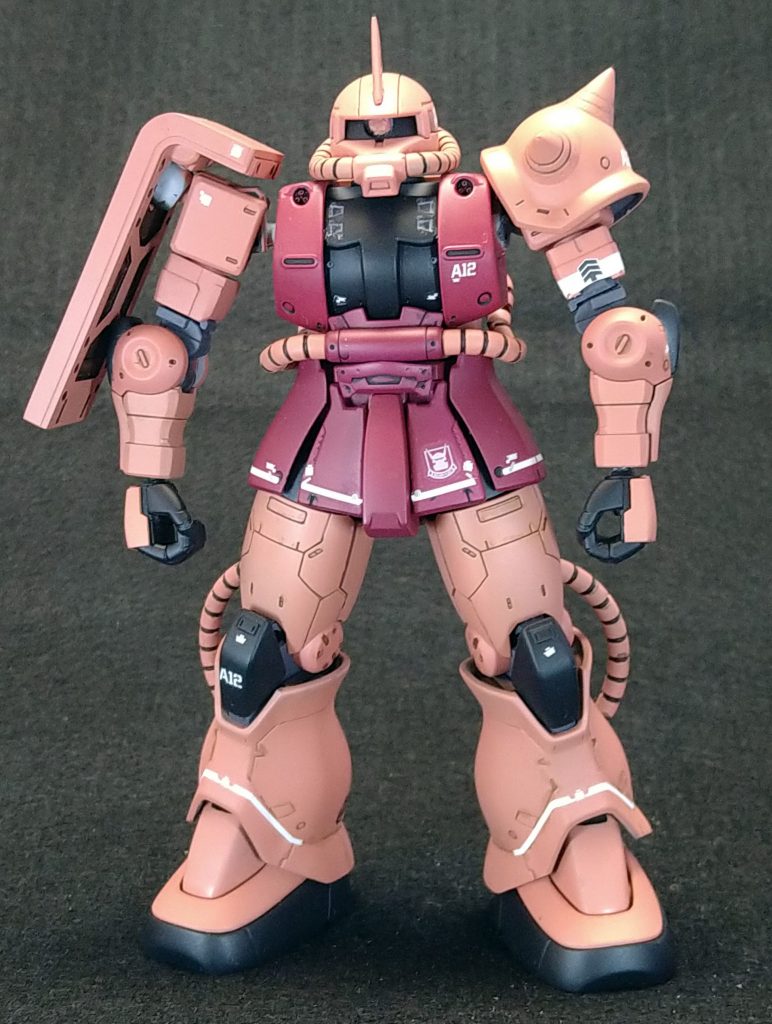 まずは正面からこの時、初めてモノアイをHアイズ化しました。穴あけて詰め込んだだけです。たしか裏にホイールシールをはりましたがあまり光を反射してくれませんでした。それ以外はほぼキットのままの作成でスジ彫りを少し彫りなおしたぐらいでしょうか･･･アーマー裏や間接部のポリキャップが丸見えなのに未加工だったのを後悔･･･武器はもう少し上手になってから作ろうと思ってまだランナーに納まっております。