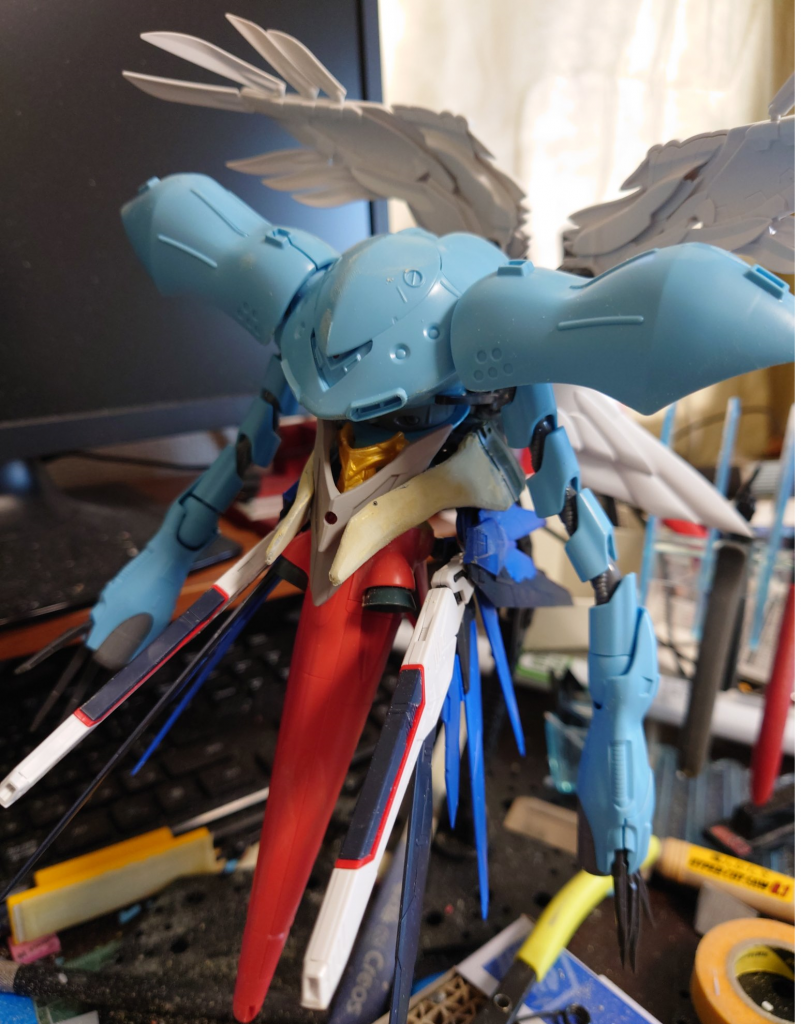 腰の中央のパーツは三角のがSD軍馬、その奥の金色はクリアパーツ取りで余ったSDアーサーの足パーツです