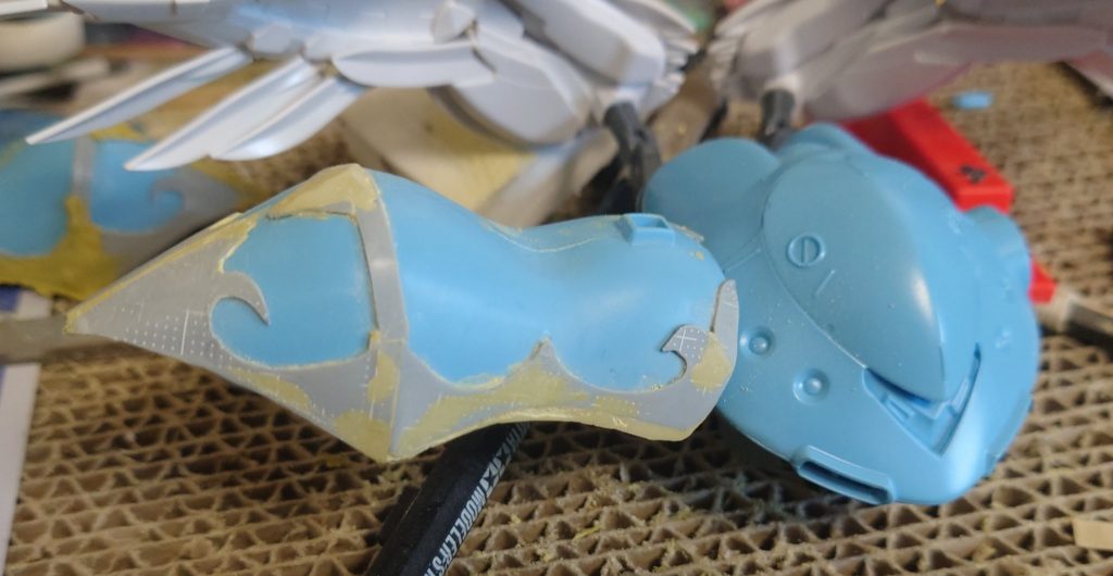 肩のエングレービングはプラ板を切って貼ってどうにかしましたが、もうちょっと細かいディテールを作れる様になりたいですね