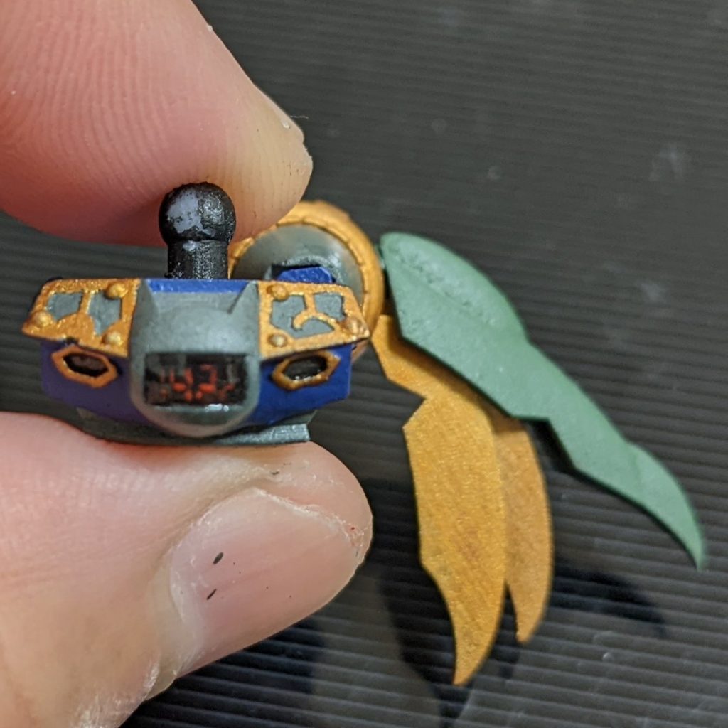 クリアパーツに時計の針やデジタル数字を裏に刻印して塗装しました。それを各部の時計に埋込。