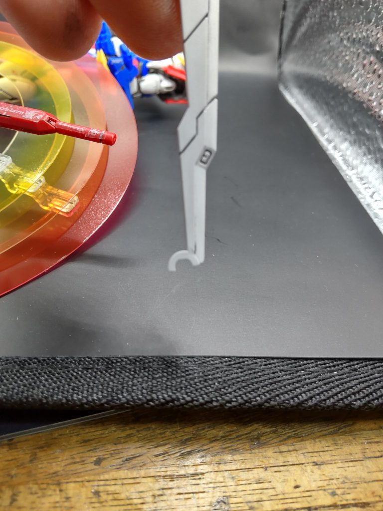 可動部が輪になっており、背中の光輪をつけようと動かしているときにやってしまいました。