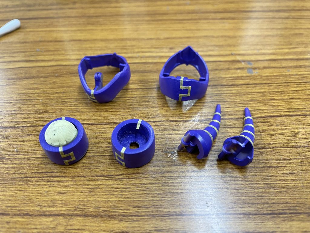 ▲一度紫に塗った後に1mmのマスキングテープを貼ることでマスキングをしています。