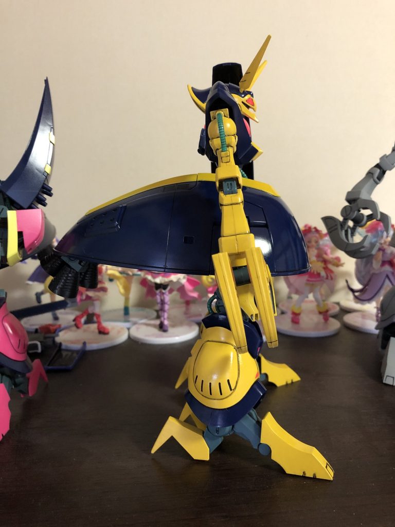 サイドビュー。ケツが長い・・・HGUC、とてもプレイバリューのよい好キットです。ただ挟み込みのパーツが多く、塗装するにはやや面倒くさかったです。個人的にはもう少し胴体がタテに長く、お尻のスカートがもう少し後ろに伸びていれば、とも思いましたが改造するような技術はないので💦