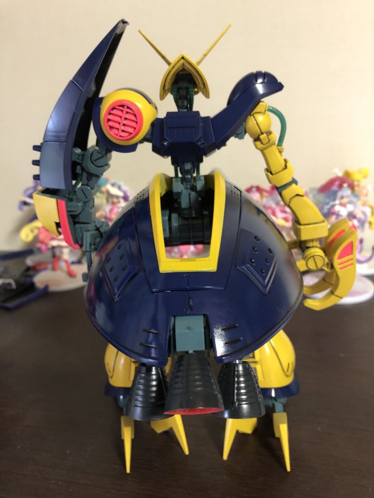 バックショット。ますます異様な姿。今回もMS状態で飾るのが前提ですのでMAには変形させませんが、MAにするのにはすごいパズルのような要領が要ります(笑) 改造・ディテールアップはあまりしませんでした。とにかく黄色塗装は苦手です(笑) なお別なキットではやりましたが、MS時には左腕のシールドの先端部、モノアイがついているユニットの左右にプラ板の細切りで固定用の爪を貼り付ければMA時に少しグラグラしなくてカチッと安定します。