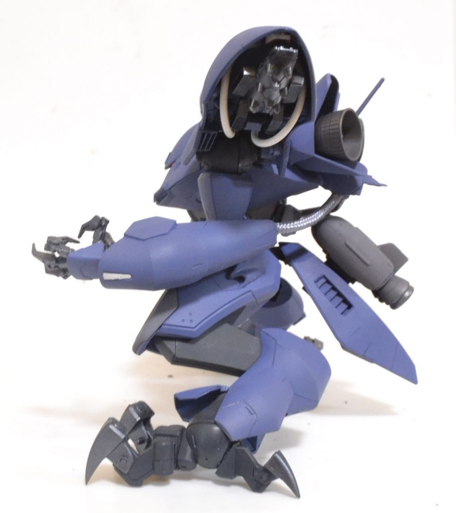 横から肩バインダー内のパイプは白のビニル電線です。リアアーマーはゴーストでは廃熱用のラジエーターみたいな役割だったので穴をあけてプラ板でエアアウトレットを追加しました。