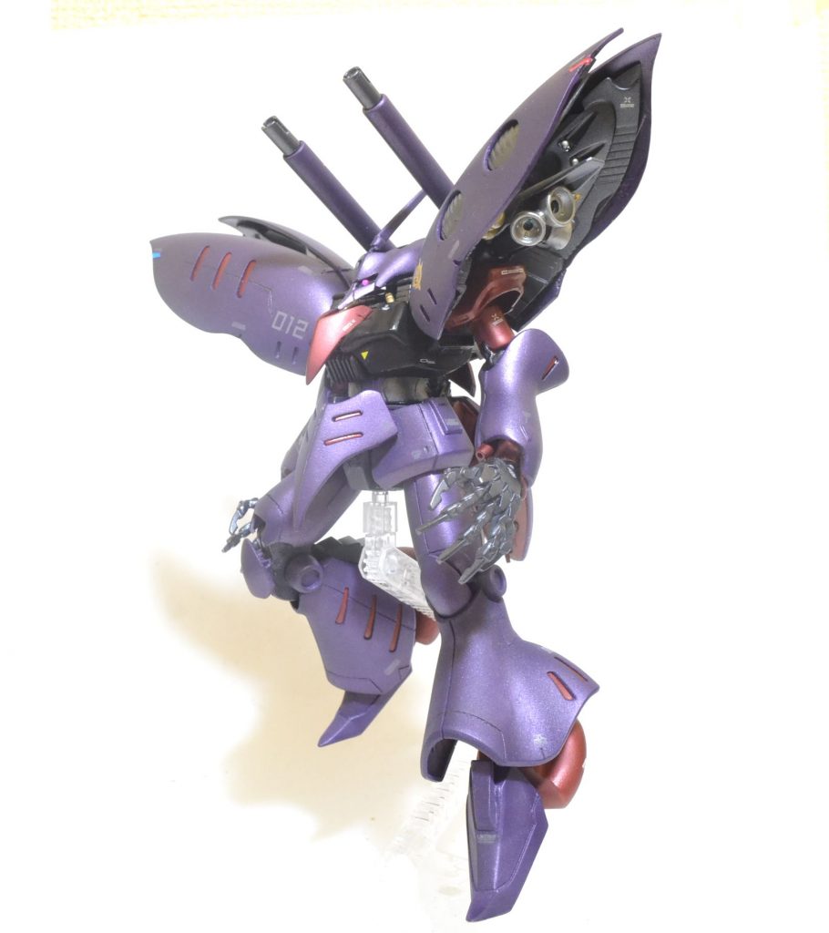 当初は顔を作って、アクティブカノン背負わせて色を変えたらできるだろと思って始めましたが、胴体と腕が全然違うのに気づき大手術になりました。主な改造点・顔の作成・胴体幅詰め、装甲をプラ板で自作・腕の作成・ショルダーバインダー小型化(ひとまわり小さい)・フロントアーマー形状変更、サイドは大型化・バックパックの作成手首だけはキュベレイダムドに引きずられて30MM のオプションパーツを使いました。