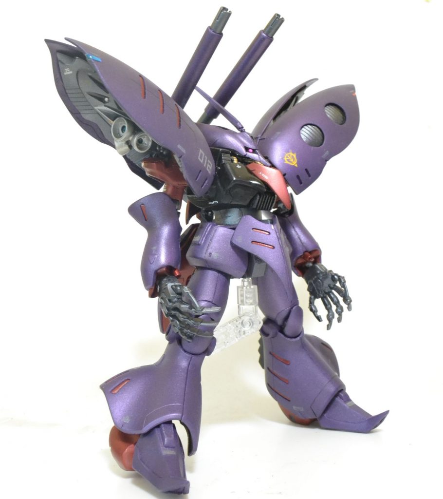 モノアイと翼端灯は蛍光塗料を使っています。当初はデカールなしのグロス仕上げを目論んでいたのですが、いざ塗装してみるとけっこう表面がガタガタだったので、艶消し&デカール仕上げに変更。本体デカールはあまり目立たないようにグレー色を使いました。マリーダ機(プルトゥエルブ)をイメージして12号機のナンバリングです。ショルダーバインダーの小型化に伴い、右の縦3本線と左の○○も少し小さくして、付け根の縦2つのディテールも彫り直しました。