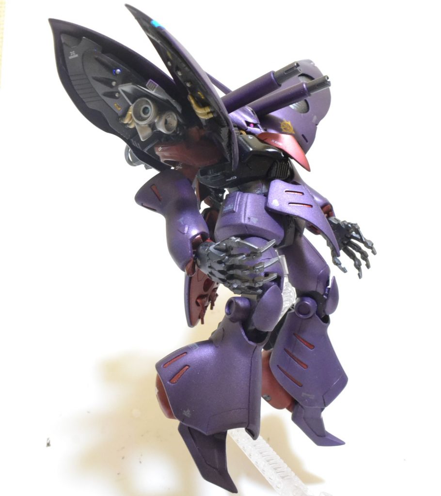 アクティブカノンをこの角度まで寝かせたかったのです。バインダーの中にスラスターを追加してます。