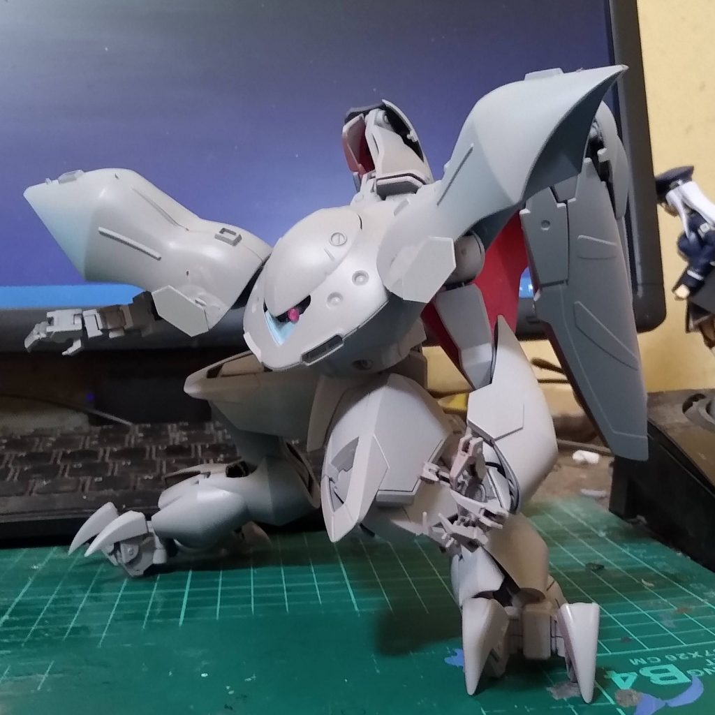 当初は宇宙世紀に転生してきたゴーストとして作るつもりだったので、ゴーストのイメージを増強させるためにマスターガンダムの羽根をつけてました。