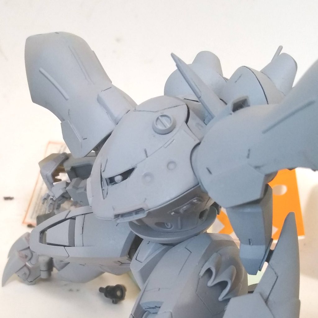 やっぱりハイゴッグ的な塗装をしたいと思いなおしてリアを作り直しました。ゴーストの肩をスラスターのカバーにしました。これでゴーストの部品は顔と胴体以外は使い切りました。目尻カットしてこめかみのマルイチは別パーツにしてでかくしました。