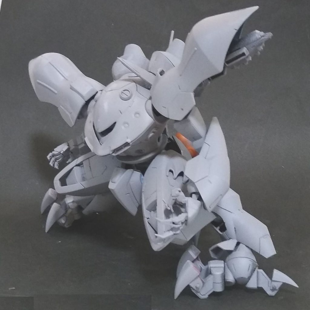 最終サフ画像股間パーツを前に出して、膝パーツを3mmほど削り短くして微調整。本人しかわからない修正なんですけどだいぶ印象がかわりました。