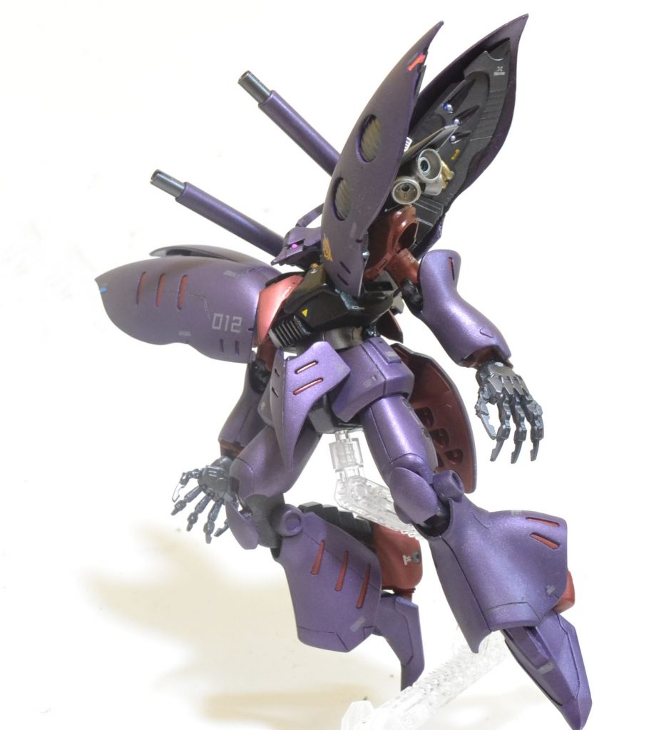 飛行イメージモノアイの蛍光ピンクはちょっと蛍光ブルーグリーンを混ぜたらめっちゃピンクで光るようになりました。左肩の灯火は蛍光ピンクのままです。