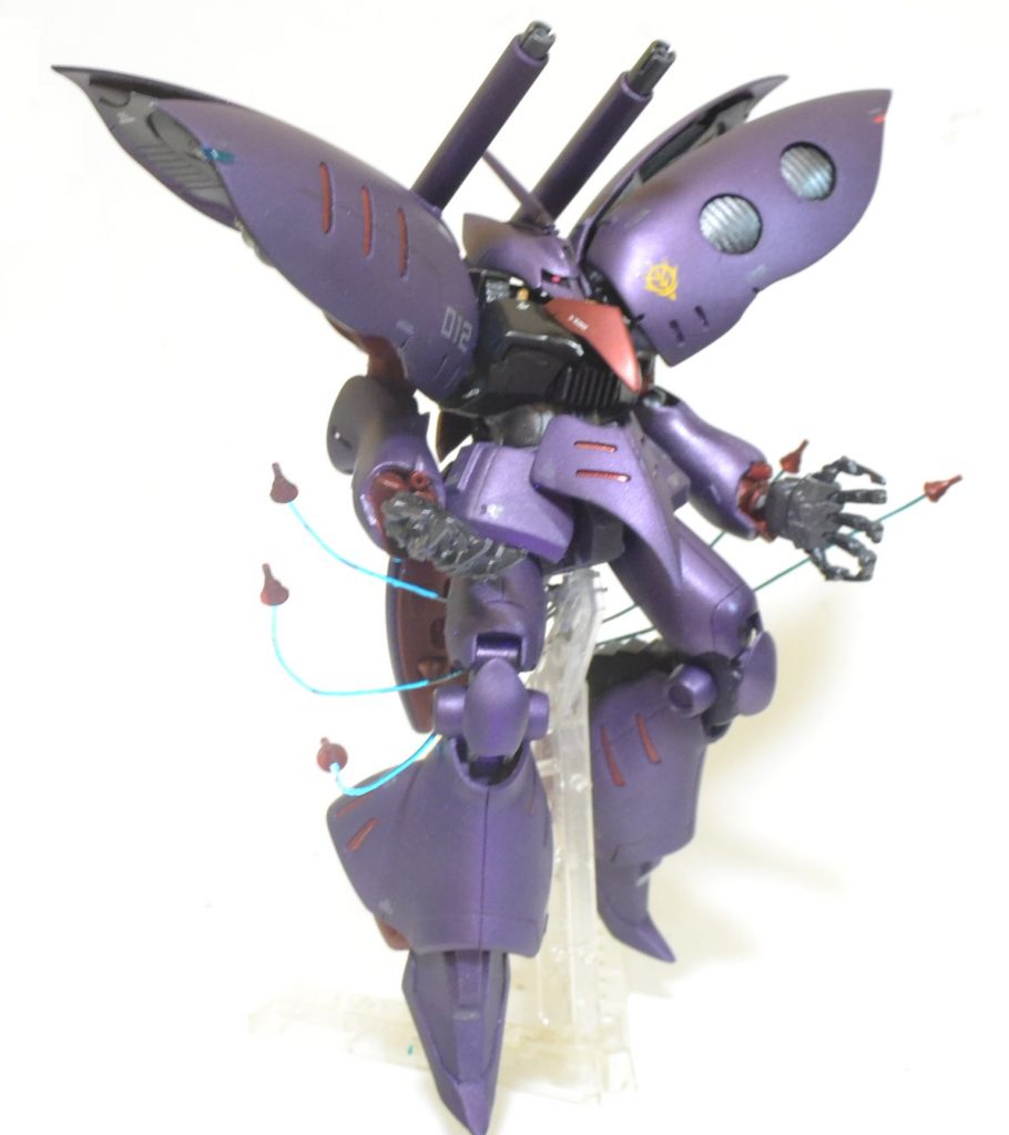 専用台座を作ってファンネルを飛ばしてみました。ちなみに量産型はファンネルが30個らしいのですが、ここは10個のままです。