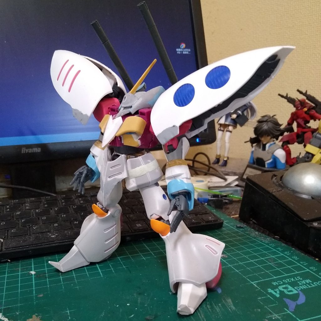 全体のバランスがとれた状態。・バインダーは肩の縦2つ穴がなくなるくらいカットしてます。また、肩の付け根側に切れ込みを入れて湾曲させてます。結構小さくなってるはずです。・腰のサイドは水平方向で切断して縦方向に伸ばしてます。・腕は前述の削りだす前の状態でこんな感じでした。・膝はMGケンプファーのバーニアノズル付近のパーツです。※2022/8/14改造箇所がわかりやすい写真が出てきたので写真と文章を更新